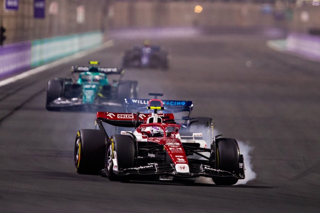 Zhou sulla C42 durante il gran premio d'Arabia Saudita