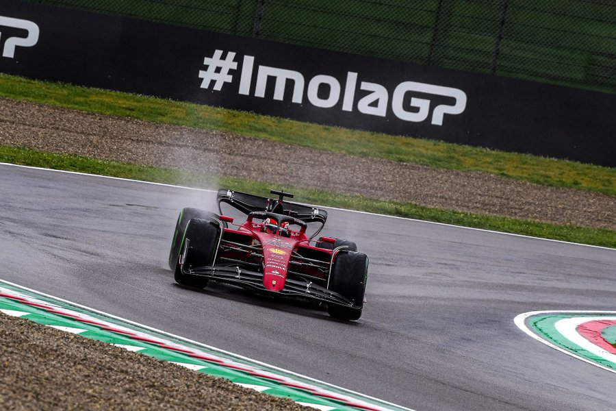 Sul bagnato Leclerc (Ferrari) ha ottenuto il miglior tempo di giornata, seguito dal compagno Sainz e dal rivale Verstappen. Bene le Haas, male Hamilton.