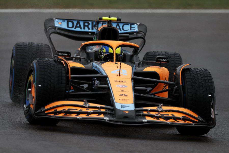 Sul bagnato Leclerc (Ferrari) ha ottenuto il miglior tempo di giornata, seguito dal compagno Sainz e dal rivale Verstappen. Bene le Haas, male Hamilton.