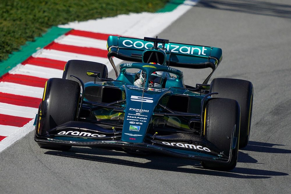 Sebastian Vettel alla guida della sua AMR22