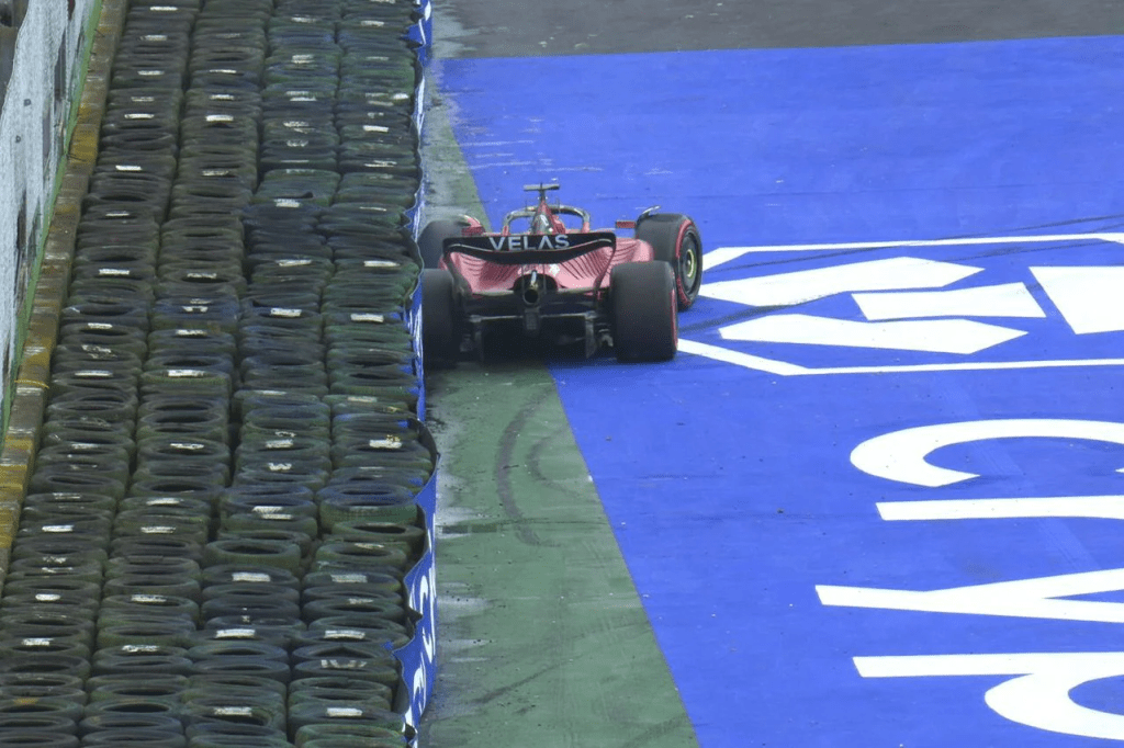 Leclerc testacoda sulla FerrarI F1-75 ad Imola 2022.