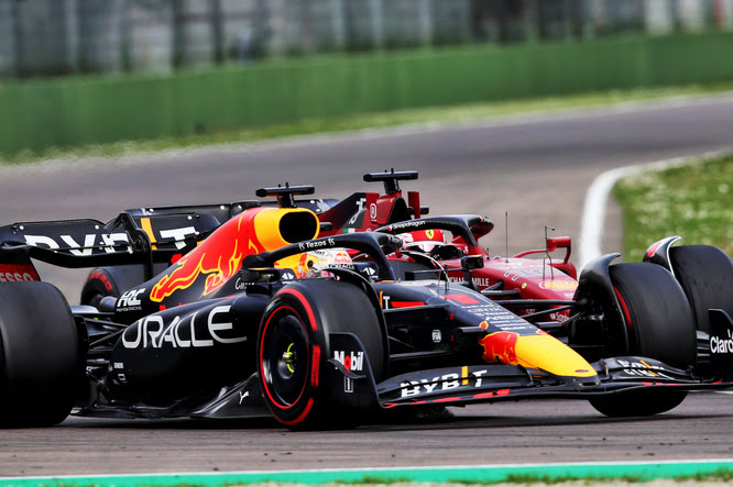 La Red Bull è arrivata al weekend del Gran Premio dell'Emilia Romagna vantando aggiornamenti e Max Verstappen se ne è andato con un massimo di 34 punti. La Ferrari può recuperare? Helmut Marko pensa di no.