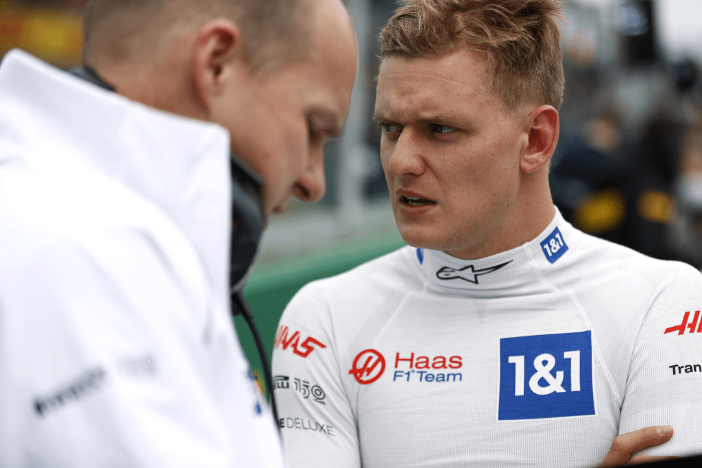Dopo un inizio promettente, il weekend del Gran Premio dell'Emilia Romagna di Mick Schumacher si è inasprito quando è andato in testacoda due volte e ha concluso con un pessimo 17° posto nella gara di domenica, suscitando critiche da parte di suo zio Ralf.
