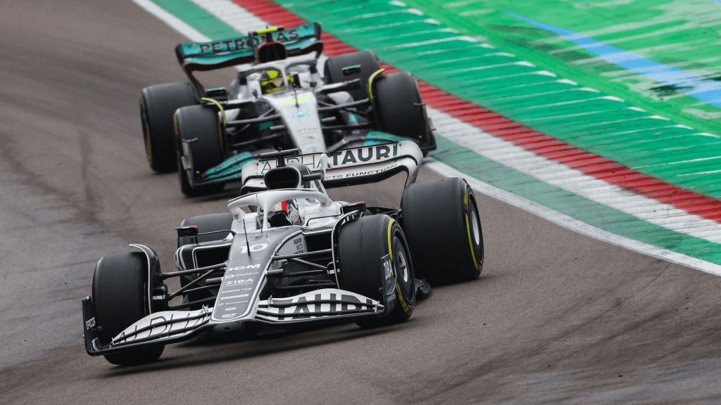È stato un pomeriggio frustrante al Gran Premio dell'Emilia Romagna per Lewis Hamilton, con il pilota Mercedes incapace di superare Pierre Gasly sull'AlphaTauri per gran parte della gara.