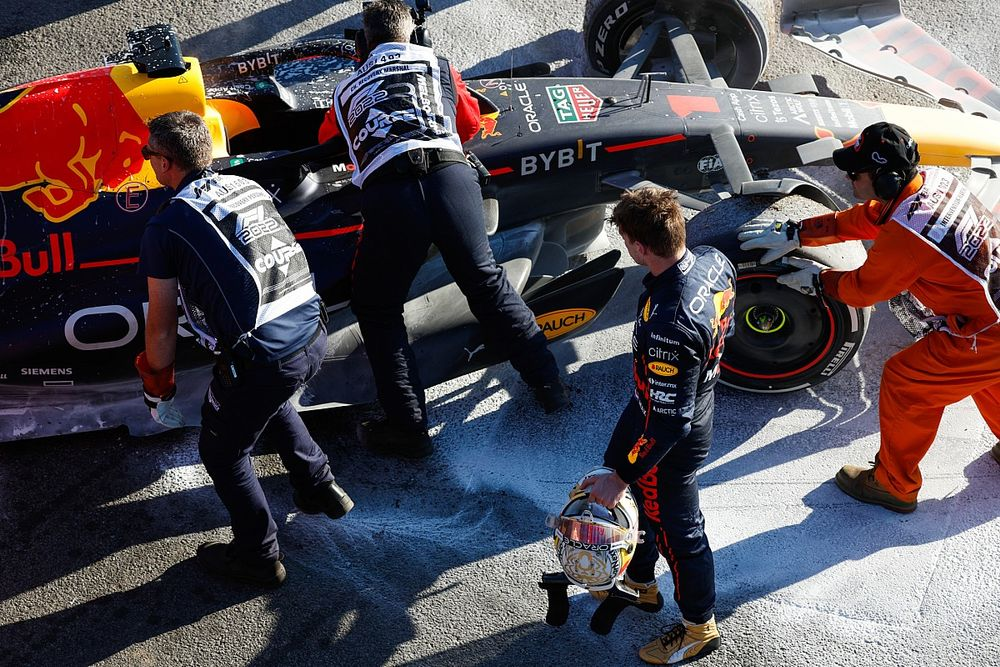 Max Verstappen si ritira dal GP d'Australia 2021.