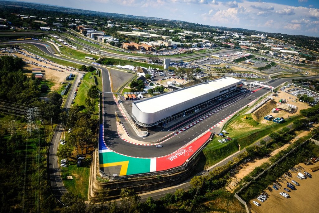 Dopo oltre trent’anni di assenza, la Formula 1 potrebbe presto fare ritorno sul continente africano. Il Kyalami Grand Prix Circuit, iconico tracciato sudafricano alle porte di Johannesburg, ha ottenuto dalla FIA l’approvazione per tornare alla certificazione di Grade 1, requisito indispensabile per ospitare un Gran Premio del Campionato del Mondo.