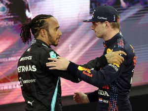 lewis hamilton e max verstappen se cumprimentam apos o gp de abu dhabi em 2021 1646839739212 v2 4x3
