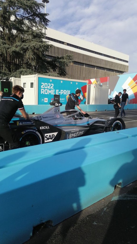 La Mercedes di Nyck De Vries in fase di spostamento direzione garage