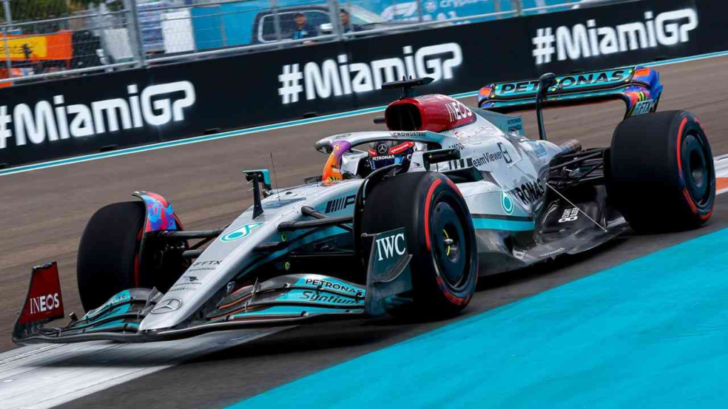 Dopo un inizio difficile del 2022, la Mercedes sta attualmente languendo in un lontano terzo posto nella classifica Costruttori, mentre Ferrari e Red Bull si battono per le vittorie in gara. Ma Christian Horner è convinto che le Silver Arrows lotteranno per il titolo.