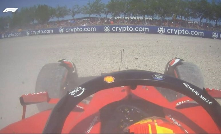 Max Verstappen e Carlos Sainz hanno sofferto di forti raffiche di vento che hanno causato le loro escursioni fuori pista in curva quattro durante il Gran Premio di Spagna.