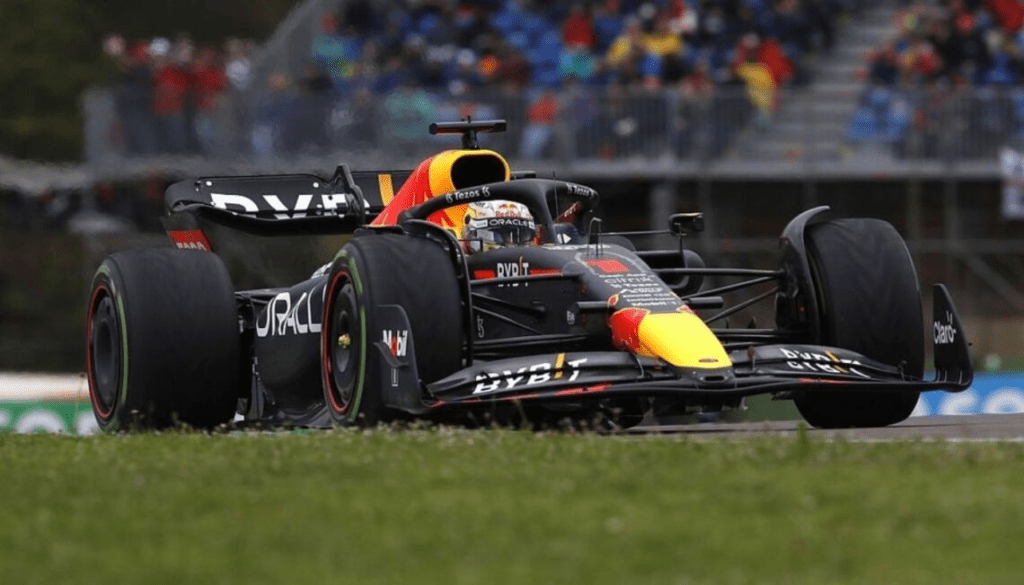 Il consigliere della Red Bull Helmut Marko non vede Lewis Hamilton tra i primi tre piloti della griglia oggi. L'austriaco ritiene che l'unico pilota in grado di stare al passo con Max Verstappen e Charles Leclerc al momento sia Lando Norris, ma il giovane inglese non ha una vettura spettacolare.