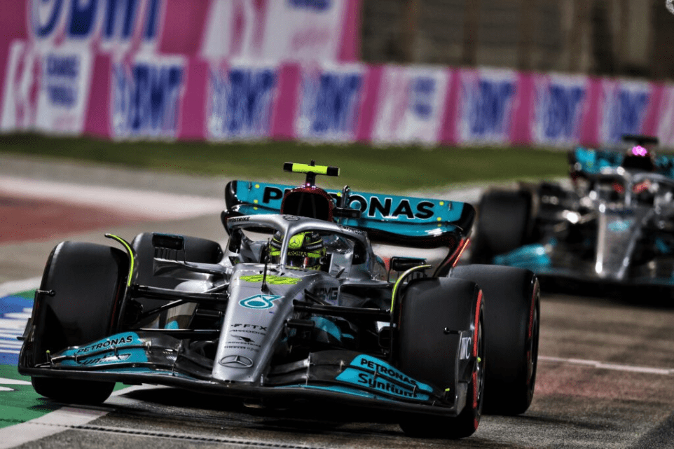 George Russell attualmente detiene un vantaggio di 28 punti sul suo compagno di squadra e sette volte campione del mondo Lewis Hamilton nella classifica del Campionato del Mondo, ma il 24enne non vuole adagiarsi sugli allori.