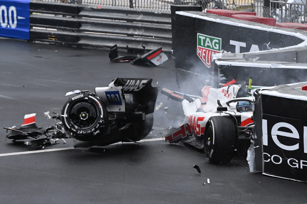 La pioggia battente ha causato un'interruzione di corrente che ha contribuito alla partenza ritardata del Gran Premio di Monaco e ha portato ad una rolling start utilizzata più avanti nella gara.