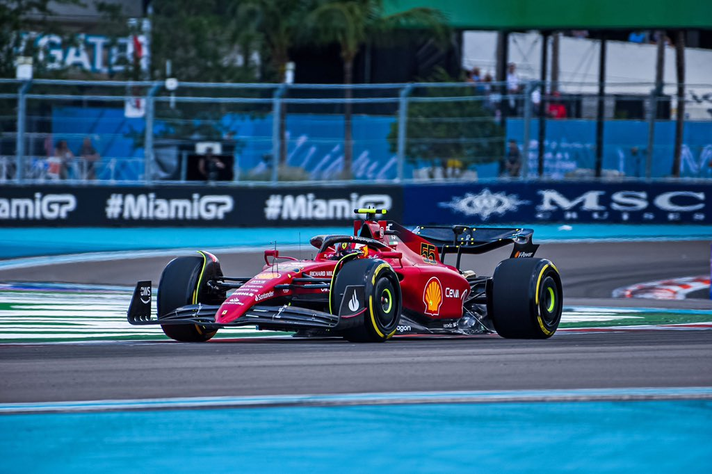 La Ferrari ha perso l'occasione di vincere il Gran Premio di Miami quando ha scelto di non far rientrare i propri piloti sotto regime di Safety Car, afferma Christian Horner.