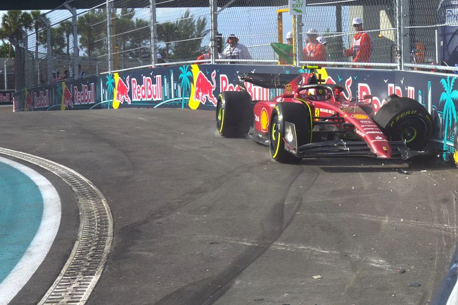 Carlos Sainz non è stato in grado di bere durante la gara perché il suo sistema di abbeveraggio non funzionava. Un inconveniente che ha reso ancora più impegnativa la sua domenica, giornata in cui abbiamo visto i piloti stremati dopo la gara. Inoltre, Carlos aveva ancora mal di collo per l'incidente di venerdì.