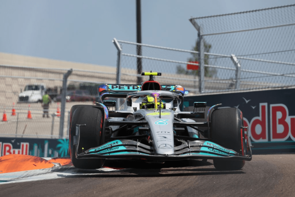 Il team principal della Mercedes Toto Wolff ha spiegato perché Lewis Hamilton non ha cambiato le gomme nelle fasi finali del Gran Premio di Miami.