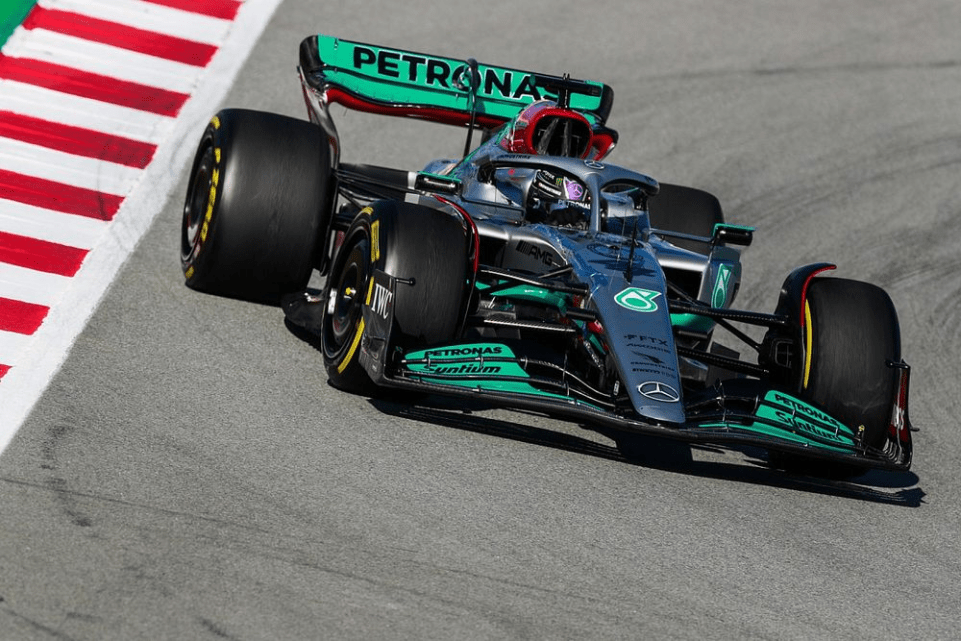 Il team principal della Mercedes Toto Wolff non ha escluso un ritorno a una specifica vettura più vecchia che è "molto più lenta sulla carta", ma conferma che il team è "ancora impegnato nel concetto attuale.”