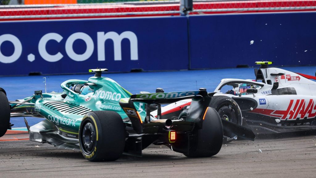 In questa istantanea il contatto tra Vettel e Schumacher