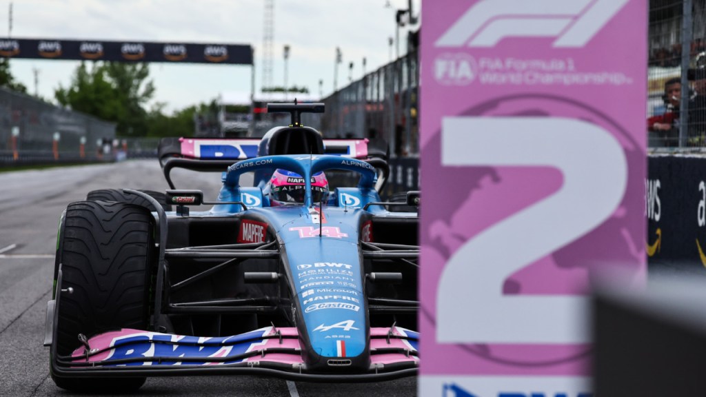 Fernando Alonso, secondo classificato nella qualifica del gran premio del Canada, presente in griglia dopo la bandiera a scacchi.