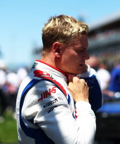 Mick Schumacher durante i preparativi per il giro di formazione