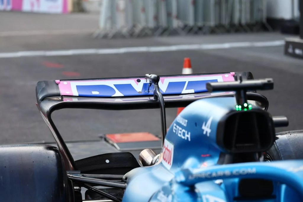 Molte modifiche dei team per adattarsi al circuito cittadino. Ferrari in direzione opposta sull’ala posteriore.