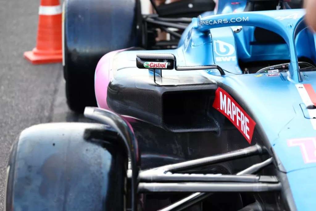 Molte modifiche dei team per adattarsi al circuito cittadino. Ferrari in direzione opposta sull’ala posteriore.