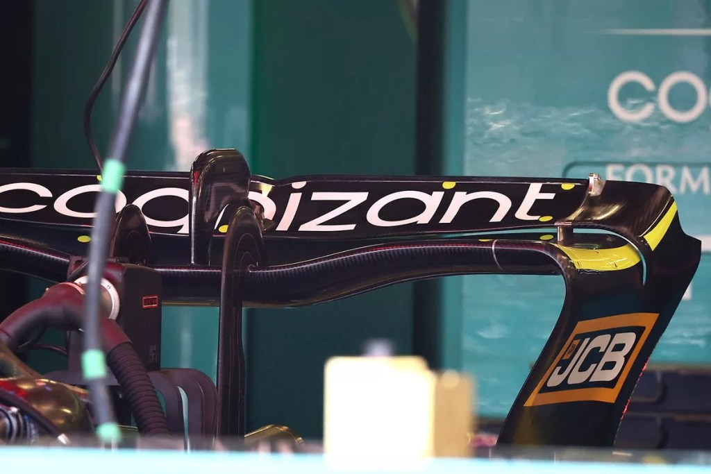Molte modifiche dei team per adattarsi al circuito cittadino. Ferrari in direzione opposta sull’ala posteriore.