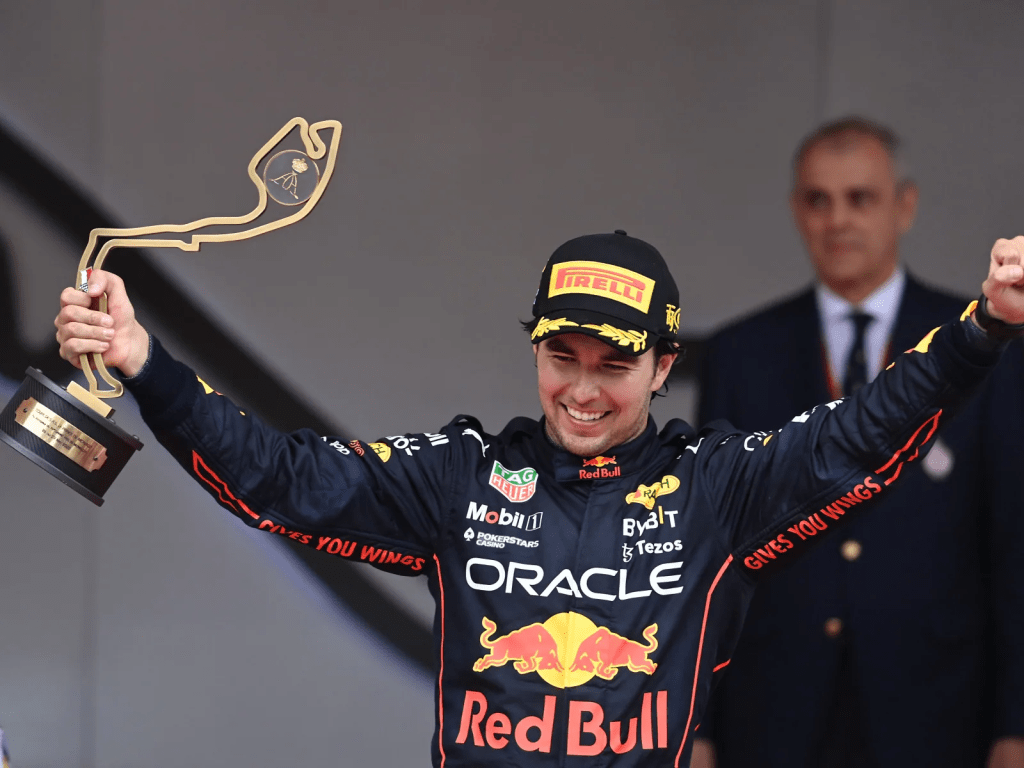 Il consulente della Red Bull Helmut Marko assicura che Sergio Pérez è in lizza per vincere il titolo in questa stagione. L'austriaco rimarca che non impediranno al messicano di lottare per essere campione del mondo contro Max Verstappen, che ha 15 punti di vantaggio sul compagno di squadra.
