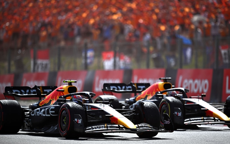 Lotta tra Verstappen e Pérez