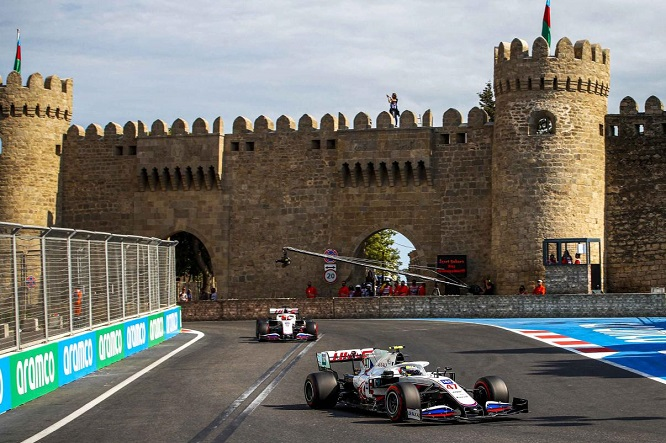 Con la combinazione di curve lente e rettilinei veloci di Baku che offre a squadre e piloti una sfida unica, il duo Haas composto da Kevin Magnussen e Mick Schumacher spera che la loro VF-22 possa far bene al Gran Premio dell'Azerbaigian.