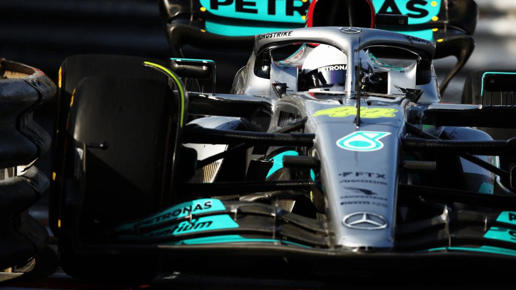 Lewis Hamilton ha concluso il Gran Premio di Monaco indossando un casco diverso da quello con cui aveva iniziato. Mercedes ha spiegato i motivi dietro a questa scelta.