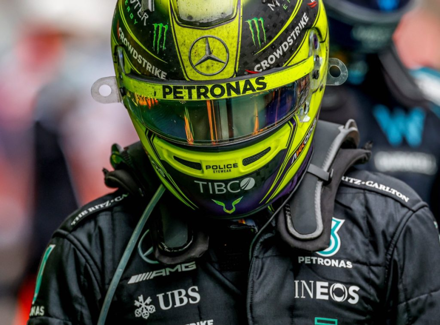 Lewis Hamilton ha concluso il Gran Premio di Monaco indossando un casco diverso da quello con cui aveva iniziato. Mercedes ha spiegato i motivi dietro a questa scelta.