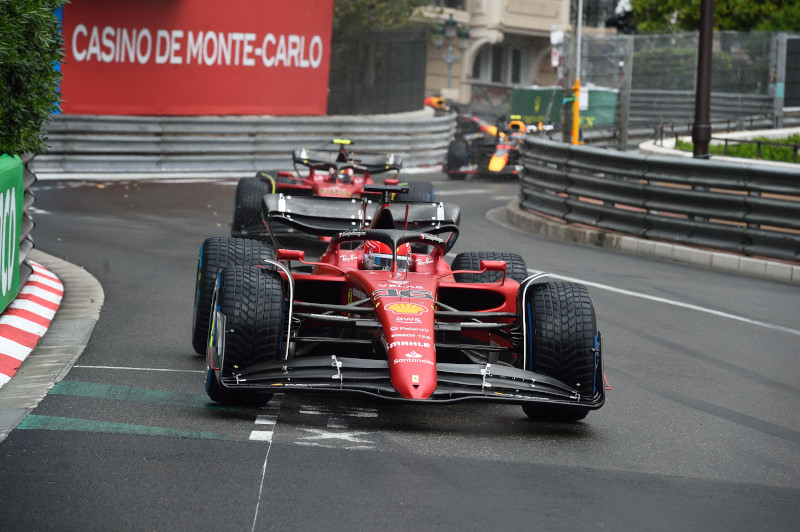 Il capo stratega della Ferrari Iñaki Rueda ha spiegato i due errori che hanno commesso con Charles Leclerc domenica scorsa a Monaco. Al muretto sono rimasti sorpresi dal passaggio di Sergio Pérez alle gomme intermedie, mentre al momento del passaggio all'asciutto la differenza tra i suoi due piloti non è stata sufficiente per effettuare perfettamente una doppia sosta.