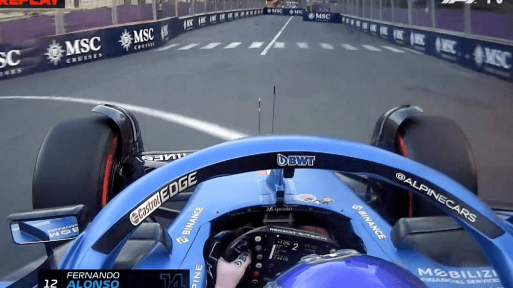 Alex Albon si è lamentato di Fernando Alonso durante la Q1 a Baku. Il britannico-thailandese ha criticato lo spagnolo per essere stato troppo lento, il che ha minacciato direttamente le sue possibilità di segnare un tempo a fine sessione. Mark Webber crede che Alonso in qualche modo sia riuscito a farla franca dopo che il suo incidente in curva 15 non è stato indagato.