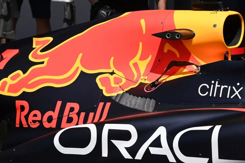 Molte modifiche dei team per adattarsi al circuito cittadino. Ferrari in direzione opposta sull’ala posteriore.