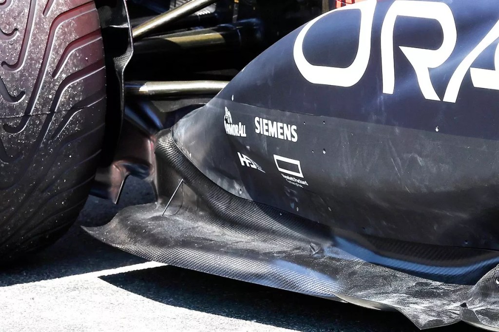 Molte modifiche dei team per adattarsi al circuito cittadino. Ferrari in direzione opposta sull’ala posteriore.