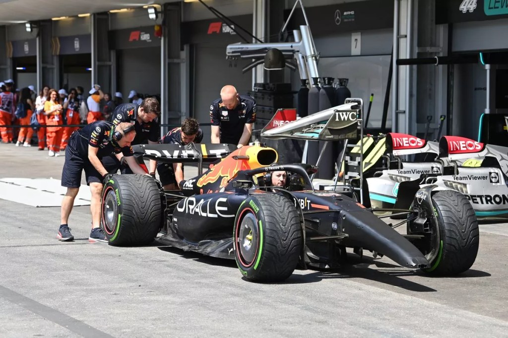 Molte modifiche dei team per adattarsi al circuito cittadino. Ferrari in direzione opposta sull’ala posteriore.