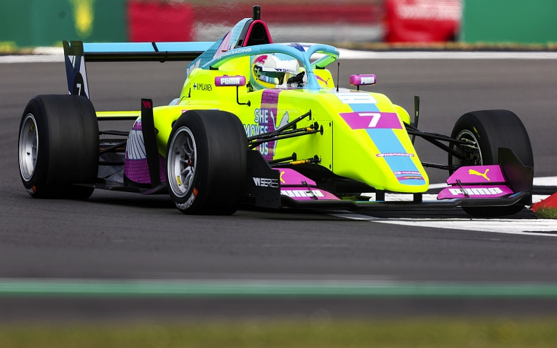 Nella serata inglese la Chadwick porta a casa la sua decima pole in W Series: bene anche la Kimilainen e malissimo la Marti