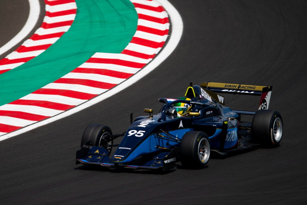 Nella serata ungherese la pole della Powell viene oscurata dal peggior risultato dell'anno per Jaimie Chadwick, quinta a 5 decimi dalla pole.