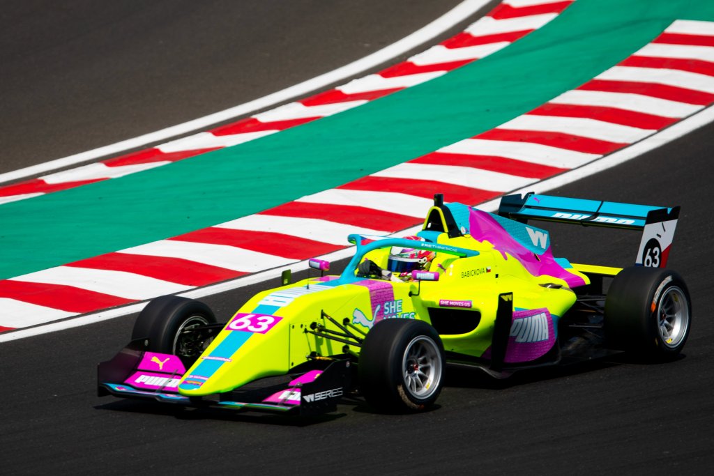 Nella serata ungherese la pole della Powell viene oscurata dal peggior risultato dell'anno per Jaimie Chadwick, quinta a 5 decimi dalla pole.