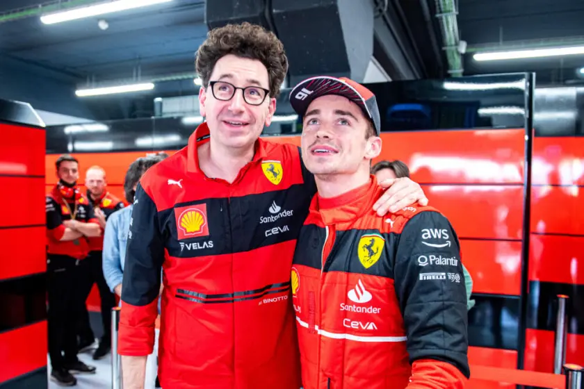 Mattia Binotto e Charles Leclerc abbracciati