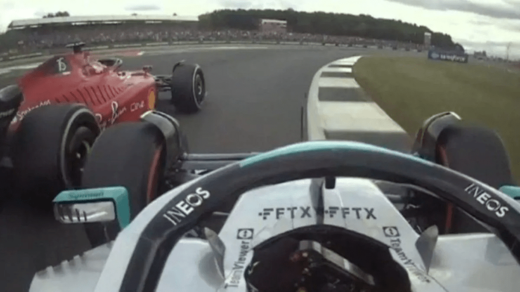 Charles Leclerc e Lewis Hamilton hanno avuto una battaglia a Silverstone, riportando alla memoria lo scontro del britannico con Max Verstappen nel 2021.