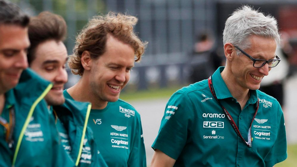 Con l'avvicinarsi della pausa estiva e l'inizio non ufficiale della Silly Season, una stagione di voci, l'Aston Martin ha assicurato di essere in trattativa con Sebastian Vettel per rinnovargli il contratto al termine del 2022.