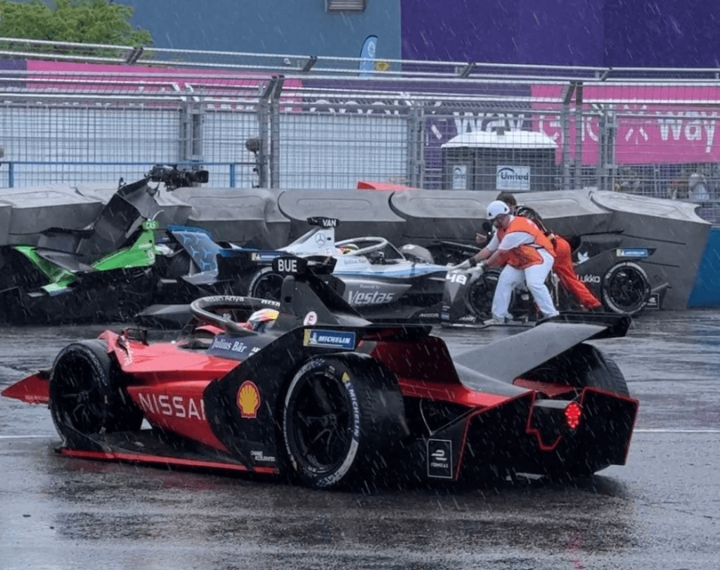 Nick Cassidy ha vinto la sua prima gara di Formula E a New York dopo che il primo E-Prix del fine settimana è stato sospeso a causa di un grave incidente causato da un improvviso acquazzone.
