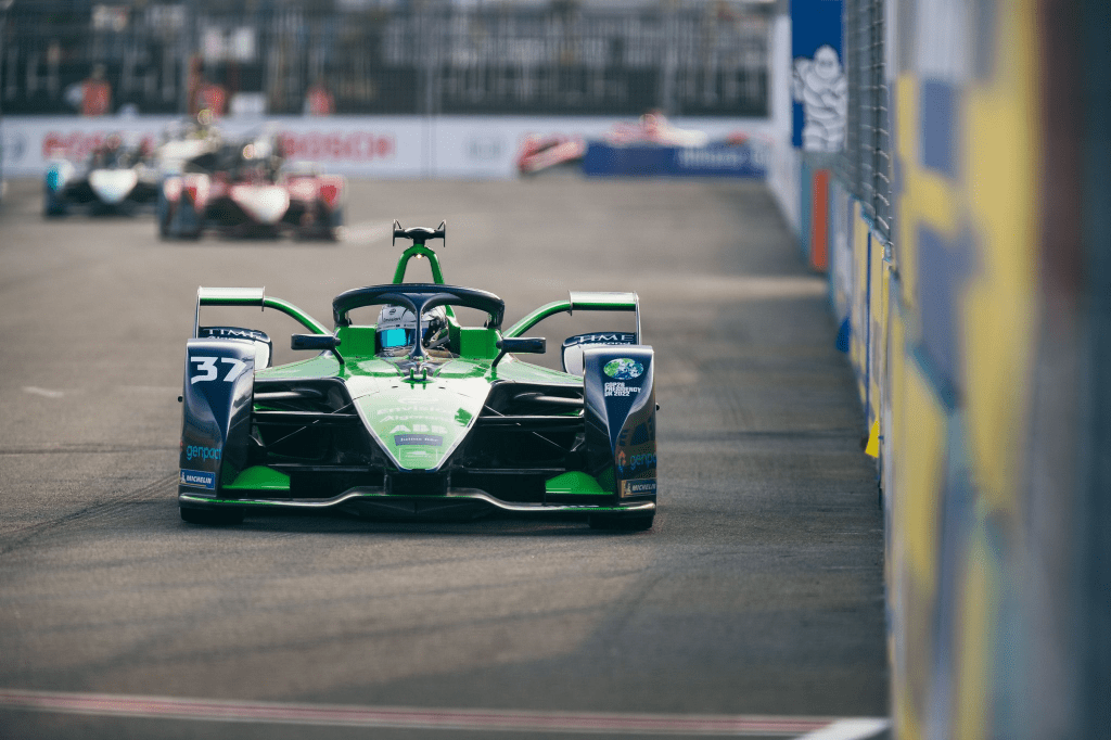 Nick Cassidy ha vinto la sua prima gara di Formula E a New York dopo che il primo E-Prix del fine settimana è stato sospeso a causa di un grave incidente causato da un improvviso acquazzone.