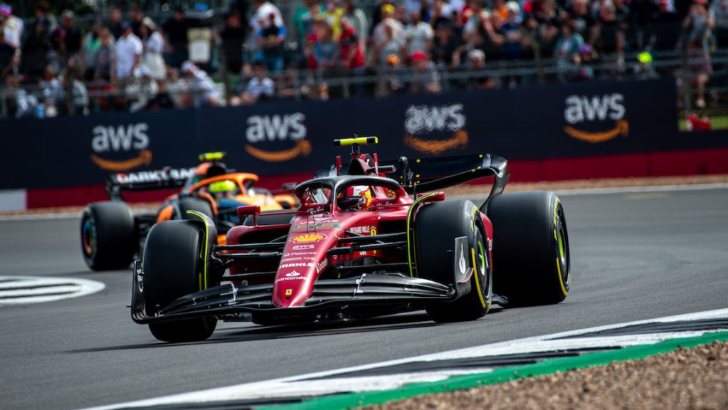 Carlos Sainz ha evidenziato quanto sia stato soddisfacente per lui ricevere l'affetto del paddock dopo aver ottenuto la sua prima vittoria in Formula 1. Lo spagnolo sottolinea in particolare le congratulazioni di Sergio Pérez, che era quasi più felice dello stesso spagnolo sapendo che avrebbero condiviso il podio in un momento così speciale per Carlos.
