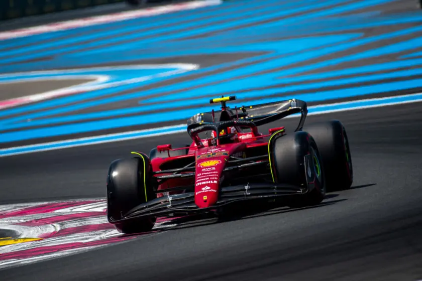Il campione del mondo di Formula 1 1996 Damon Hill ha affermato che Carlos Sainz l’ha colpito di più come leader del team in Ferrari.