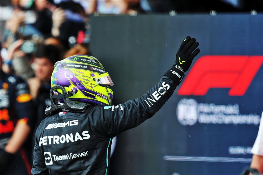Tempo di pagelle per i protagonisti del Gran Premio di Gran Bretagna. A Silverstone, Carlos Sainz ha conquistato la sua prima vittoria in carriera. Sul podio con lui Sergio Perez e Lewis Hamilton.