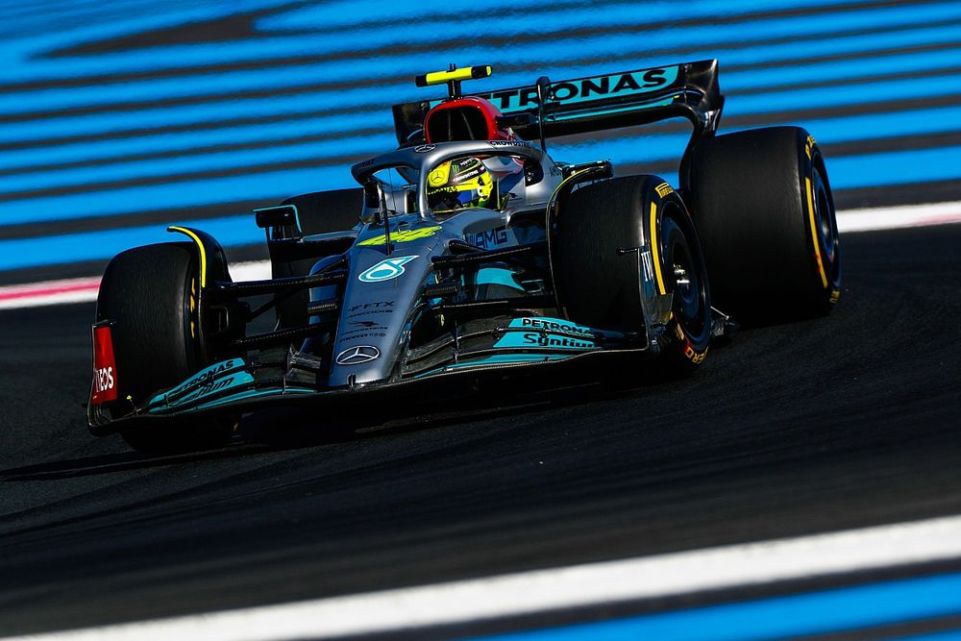 Hamilton e Russell faticano a trovare la quadra della loro W13.