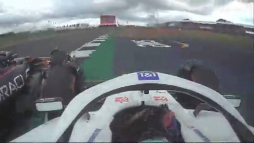 Dopo aver subito danni alla sua vettura ad inizio gara, Max Verstappen si è ritrovato a combattere con le auto di centro gruppo durante il Gran Premio di Gran Bretagna e ha avuto una lotta particolarmente serrata con Mick Schumacher.